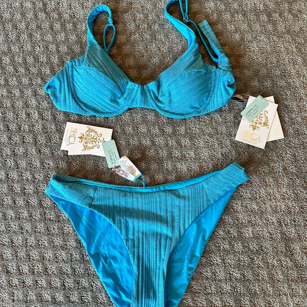 NEW W/ TAGS - BECCA BY REBECCA VIRTUE
Miranda Underwire Bikini Top/Bottoms M